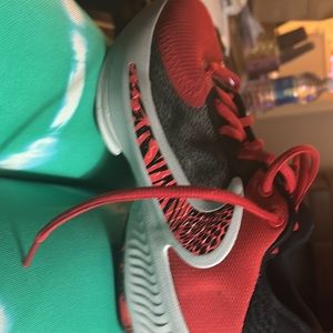 New Nikes stickers stilll on the inside size 5 youth asking 70$ obo